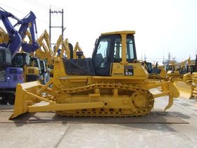 Вид 0: Komatsu D63E-12 бульдозер